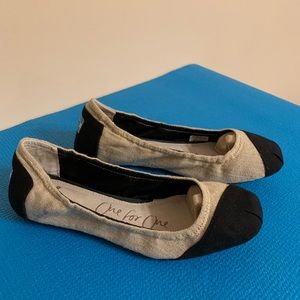 Brand new Toms, tan and black flat